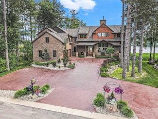 9796 Lake Edge Dr, Brighton, MI 48114