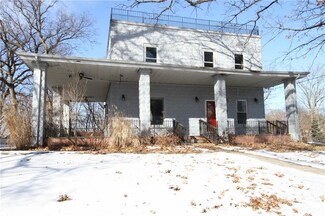 3212 8th St, Des Moines, IA 50313