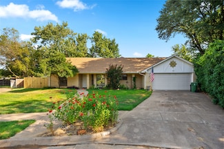 913 Kensington Ct, Bedford, TX 76021