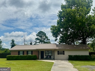 102 W Palm Rd, Hazlehurst, GA 31539