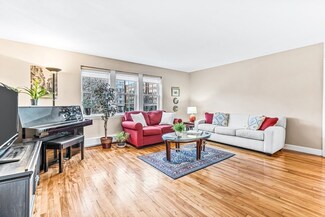 7 Hammond Pond Pkwy Unit 4, Chestnut Hill, MA 02467