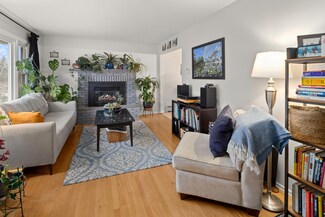 74 Lakeview Dr, Shelburne, VT 05482