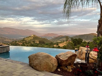 944 Rainbow Crest Rd, Fallbrook, CA 92028