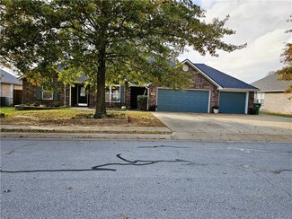 1111 Lariat Dr, Centerton, AR 72719