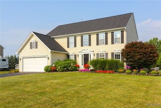 77 Graystone Ln, Orchard Park, NY 14127