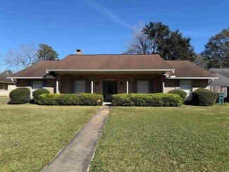 870 Stacewood Dr, Beaumont, TX 77706