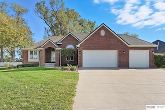 113 Shoreline Dr, Carter Lake, IA 51510