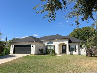 325 Howard Dr, Devine, TX 78016