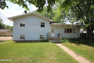 1115 N 20th St, Grand Forks, ND 58203
