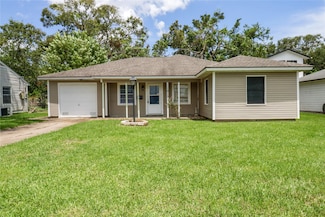 1013 Ridgecrest St, Angleton, TX 77515