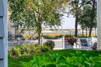 63 Beach Plum Ln, Ogunquit, ME 03907