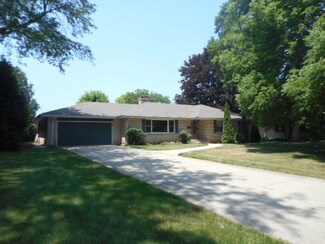 412 N Alfred Ave, Elgin, IL 60123