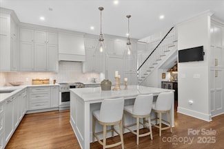 6016 Knight Crest Ct, Charlotte, NC 28210