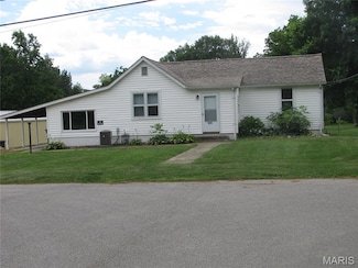 511 Nicolet Dr, Godfrey, IL 62035