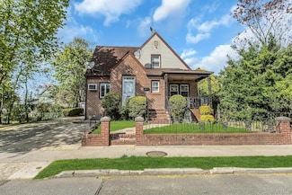 33 Cleveland St, Valley Stream, NY 11580