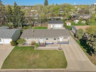 1722 1st St SE, Minot, ND 58701