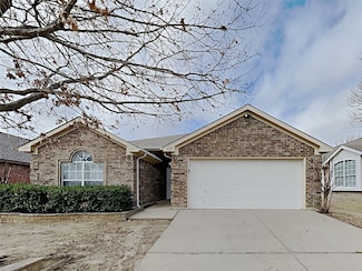 613 Oak Hollow Trail, Saginaw, TX 76179