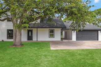154 Creekwood Dr, Freeport, TX 77541