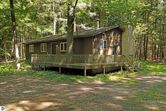 2823 Neahtawanta Rd, Traverse City, MI 49686