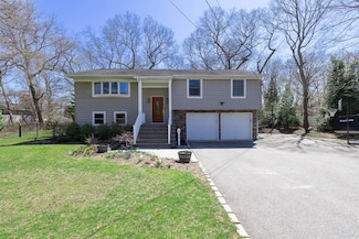 24 Oak St, Saint James, NY 11780
