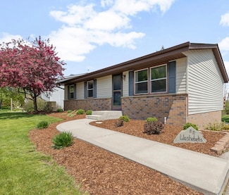 915 Villa Park Dr, West Bend, WI 53090