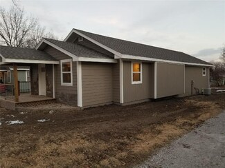 917 Pacific Ave, Osawatomie, KS 66064