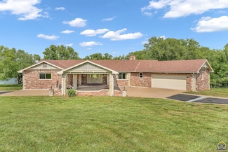 2040 SW Cottonwood Ln, Topeka, KS 66615