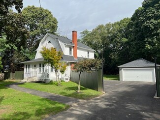 122 Carolyn St, Warwick, RI 02886
