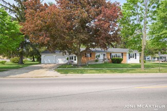 902 W Oak St, Greenville, MI 48838