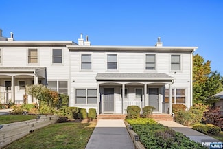 130 Panorama Dr, Edgewater, NJ 07020