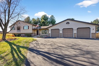 7009 Barber Cir, West Bend, WI 53090