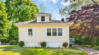26 W Weir St, Taunton, MA 02780