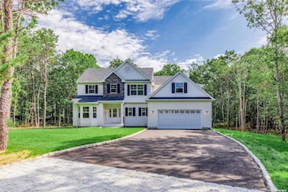7 9th St, Center Moriches, NY 11934