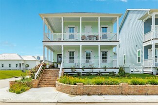 12 Caravelle Ct, Galveston, TX 77554