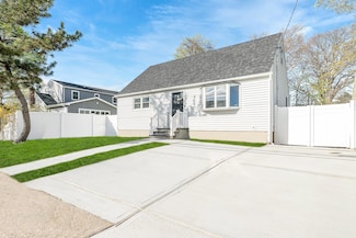 216 S Delaware Ave, Lindenhurst, NY 11757