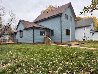 1521 10th St E, Glencoe, MN 55336