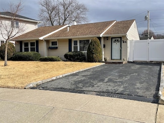 30 Southridge Dr, Glen Cove, NY 11542