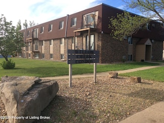 1814 Prairie Ave, Dickinson, ND 58601