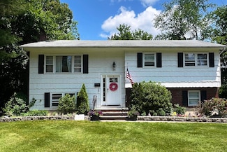 24 Rinne Rd, Nanuet, NY 10954