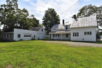 13 Jewett St, Skowhegan, ME 04976