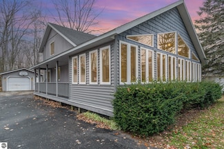 7549 Hillsdale Dr, Hale, MI 48739