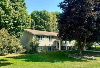506 Pine Crest Dr, Decorah, IA 52101