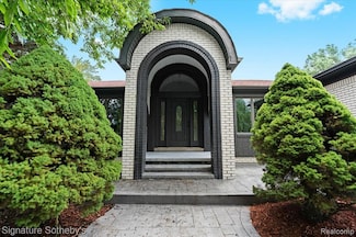 40526 Woodside Dr, Clinton Township, MI 48038
