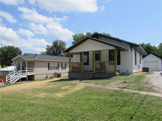 210 E Douglas St, Knoxville, IA 50138