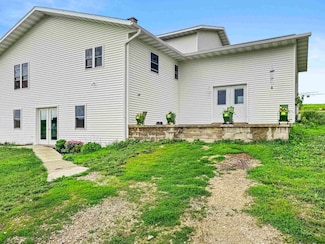 1128 Makee Dr, Waukon, IA 52172