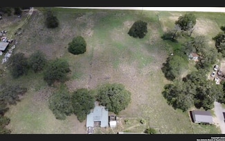 118 Flores Oaks Dr, Floresville, TX 78114