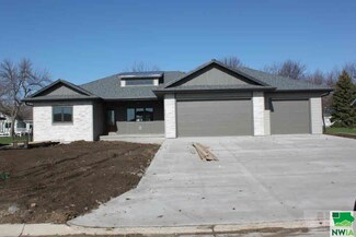 915 8th Ave SE, Sioux Center, IA 51250