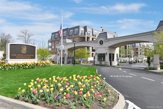5000 Royal Ct Unit 5114, North Hills, NY 11040