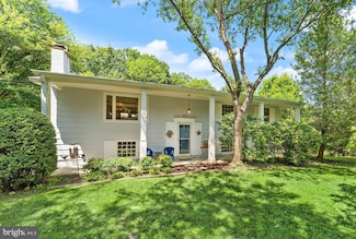 9928 Woodrow St, Vienna, VA 22181