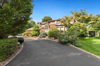 7 Kent Ct, Bayport, NY 11705
